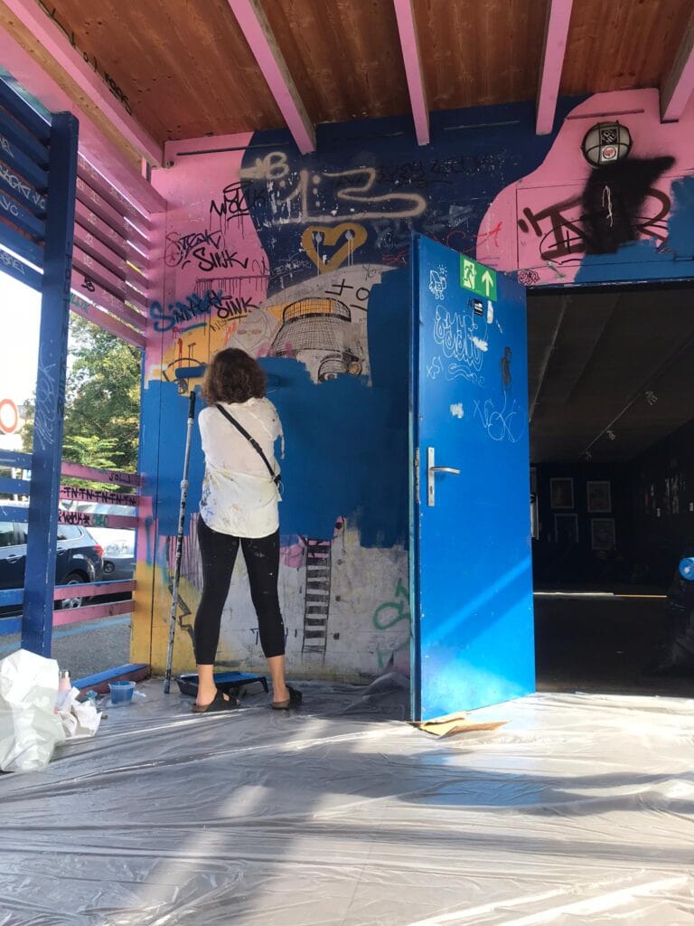 Street art de Linda Kocher aux Grottes à Genève